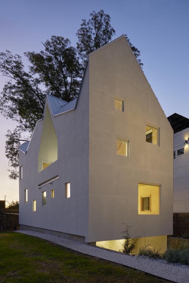 BIM建筑|屋顶***切割，复回经典的现代纯白室第 / MALL