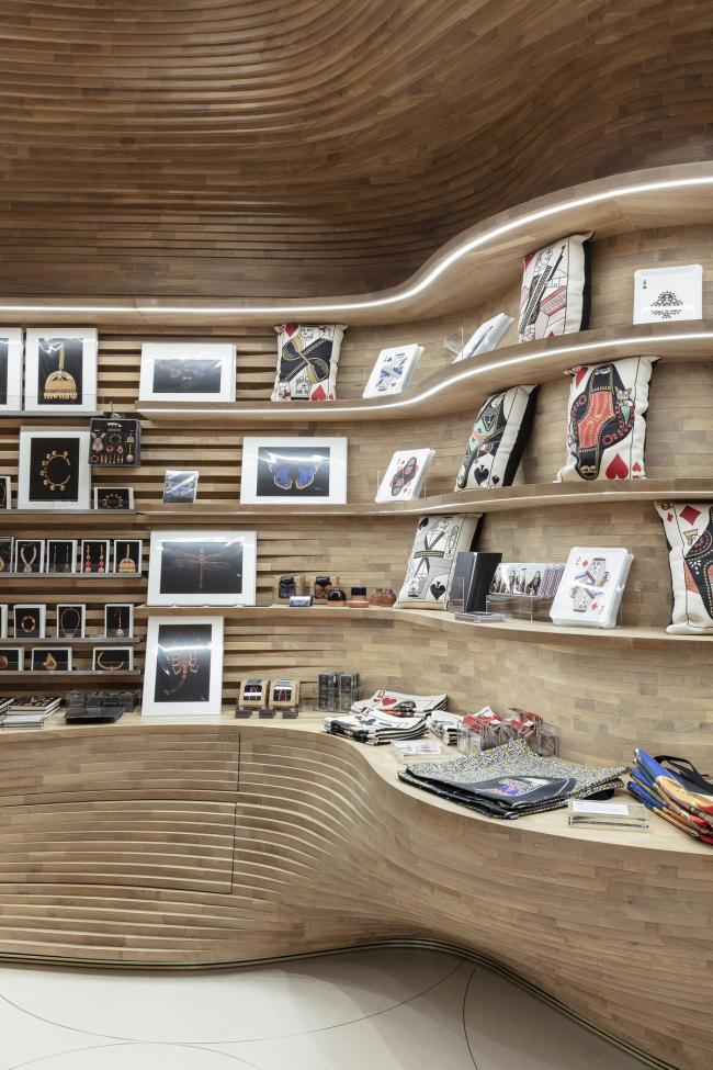 BIM建筑|云诡波谲，仿佛渗透光线的原始洞窟：卡塔尔国度博物馆商铺 / 高田浩一建筑事务所