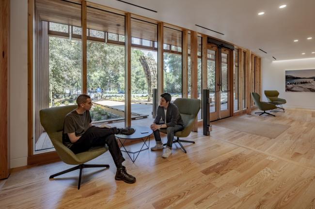 BIM建筑|光影斑驳，坐落湖畔的学术交换中间