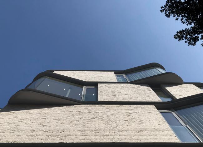 BIM建筑|IV Castle Lane 公寓，曲线转角柔化城市标准 / DROO