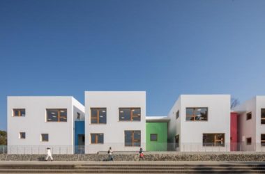 BIM建筑|彩色连廊穿插于白色体量间的湖畔丛林幼儿园 / 竹中工务店-BIM建筑网