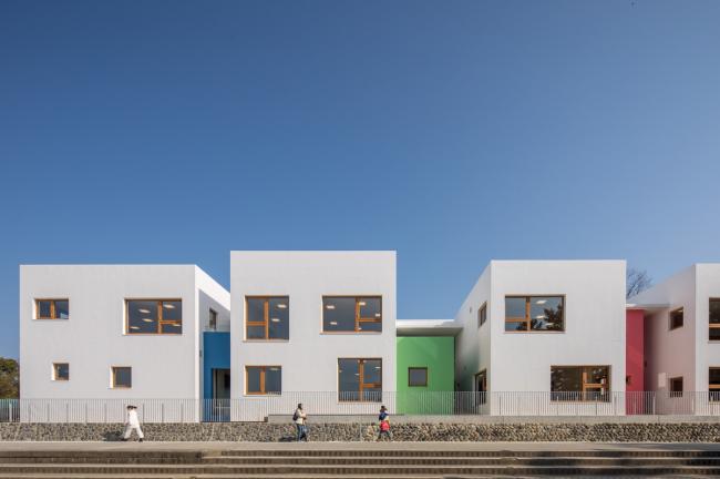 BIM建筑|彩色连廊穿插于白色体量间的湖畔丛林幼儿园 / 竹中工务店