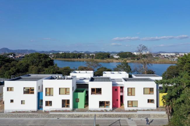 BIM建筑|彩色连廊穿插于白色体量间的湖畔丛林幼儿园 / 竹中工务店