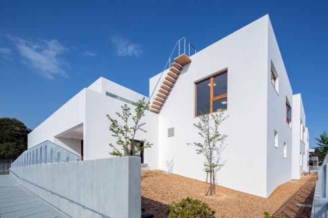 BIM建筑|彩色连廊穿插于白色体量间的湖畔丛林幼儿园 / 竹中工务店