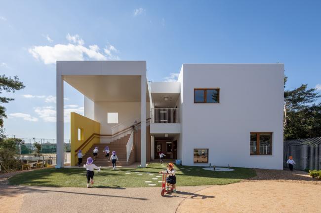 BIM建筑|彩色连廊穿插于白色体量间的湖畔丛林幼儿园 / 竹中工务店