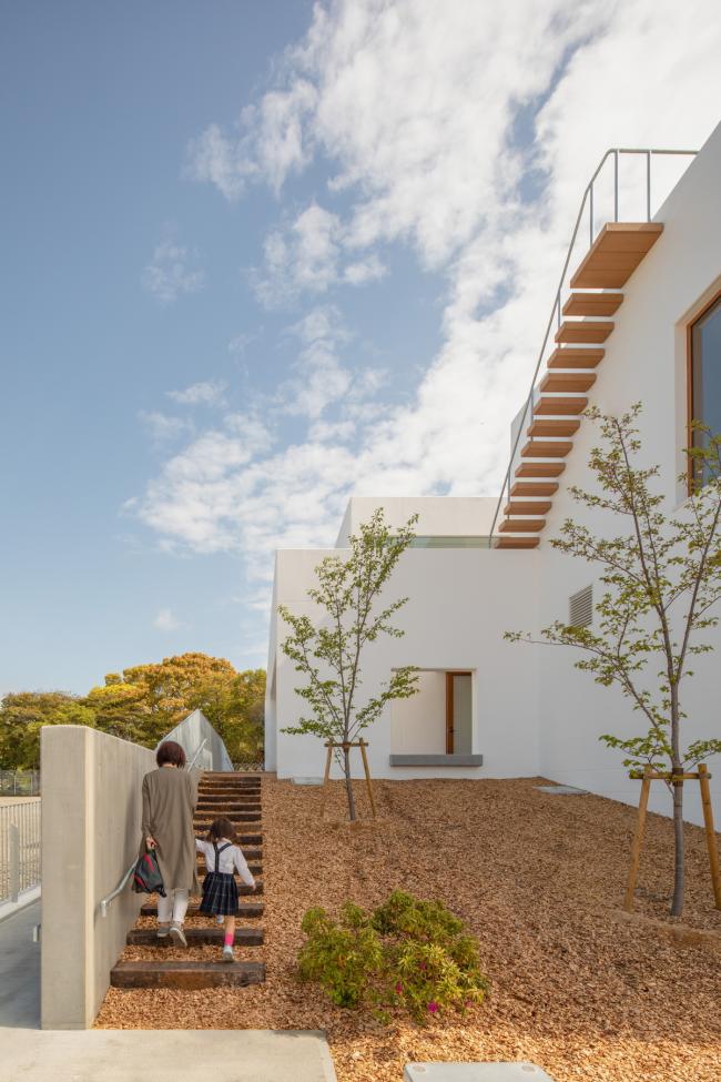 BIM建筑|彩色连廊穿插于白色体量间的湖畔丛林幼儿园 / 竹中工务店