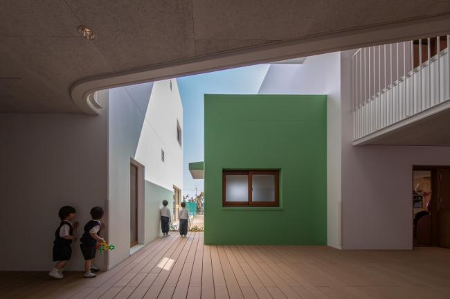 BIM建筑|彩色连廊穿插于白色体量间的湖畔丛林幼儿园 / 竹中工务店