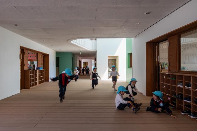 BIM建筑|彩色连廊穿插于白色体量间的湖畔丛林幼儿园 / 竹中工务店