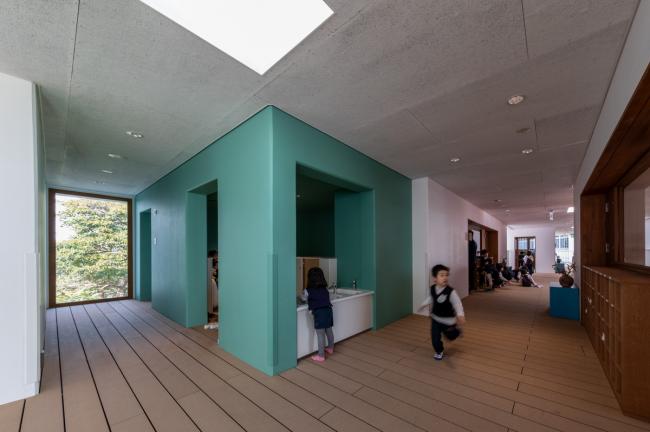 BIM建筑|彩色连廊穿插于白色体量间的湖畔丛林幼儿园 / 竹中工务店