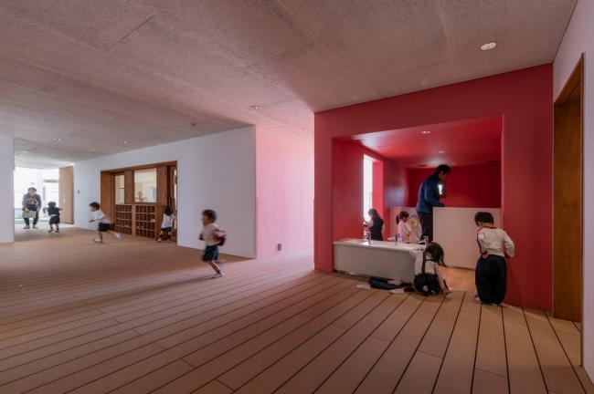 BIM建筑|彩色连廊穿插于白色体量间的湖畔丛林幼儿园 / 竹中工务店