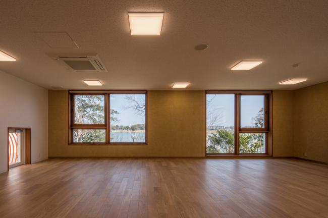 BIM建筑|彩色连廊穿插于白色体量间的湖畔丛林幼儿园 / 竹中工务店