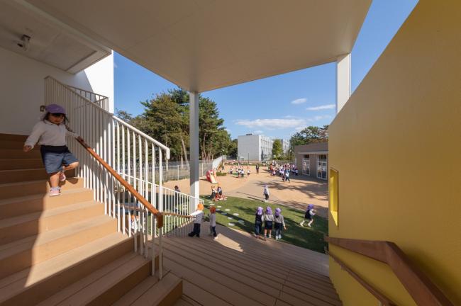 BIM建筑|彩色连廊穿插于白色体量间的湖畔丛林幼儿园 / 竹中工务店