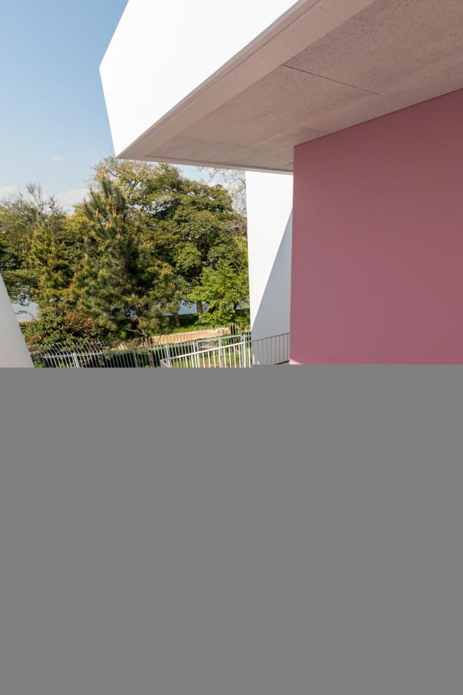 BIM建筑|彩色连廊穿插于白色体量间的湖畔丛林幼儿园 / 竹中工务店