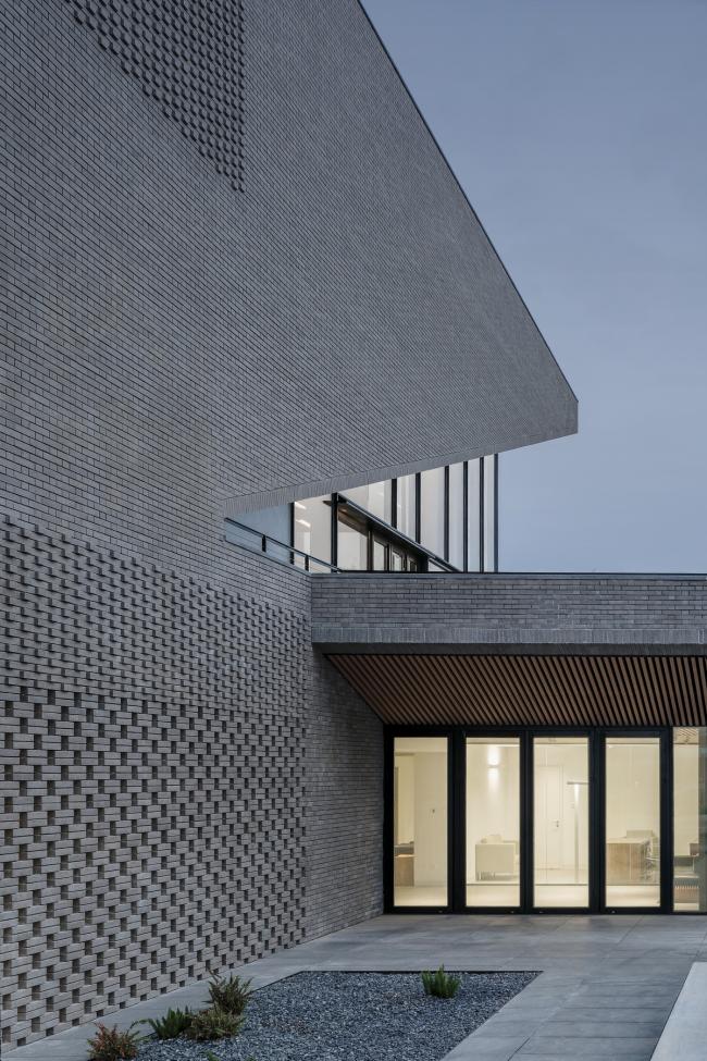 BIM建筑|坚实蕴藉，独看名胜：华润团体档案馆 / Studio Link-Arc