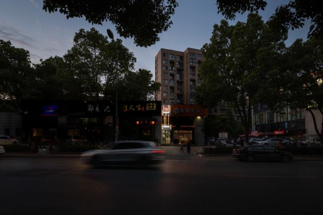 BIM建筑|逼仄之间，自成一道刺眼的光线：夹缝中的捞饭餐厅 / 平介设计