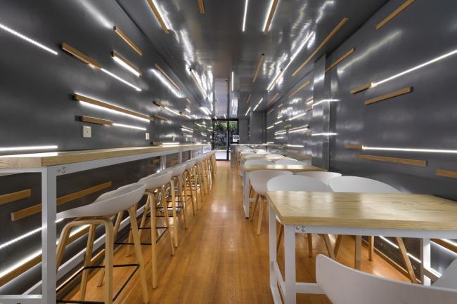 BIM建筑|逼仄之间，自成一道刺眼的光线：夹缝中的捞饭餐厅 / 平介设计