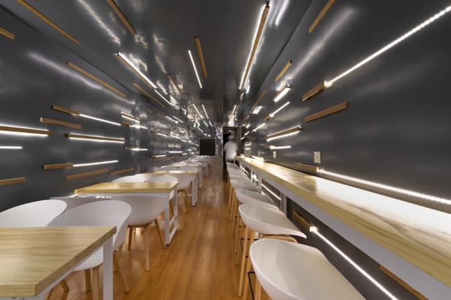 BIM建筑|逼仄之间，自成一道刺眼的光线：夹缝中的捞饭餐厅 / 平介设计