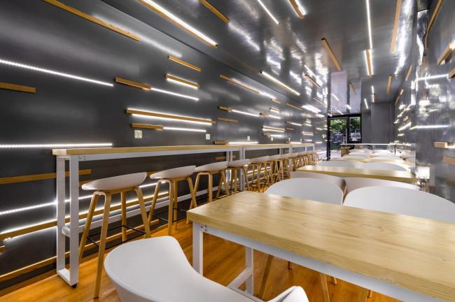 BIM建筑|逼仄之间，自成一道刺眼的光线：夹缝中的捞饭餐厅 / 平介设计