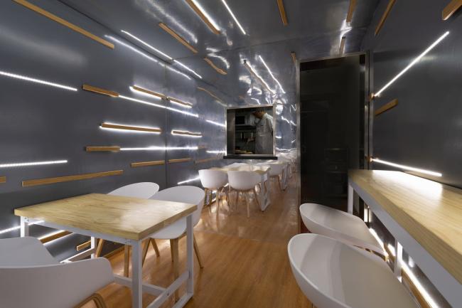 BIM建筑|逼仄之间，自成一道刺眼的光线：夹缝中的捞饭餐厅 / 平介设计