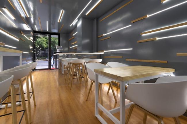 BIM建筑|逼仄之间，自成一道刺眼的光线：夹缝中的捞饭餐厅 / 平介设计