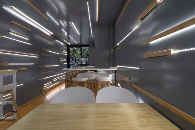 BIM建筑|逼仄之间，自成一道刺眼的光线：夹缝中的捞饭餐厅 / 平介设计