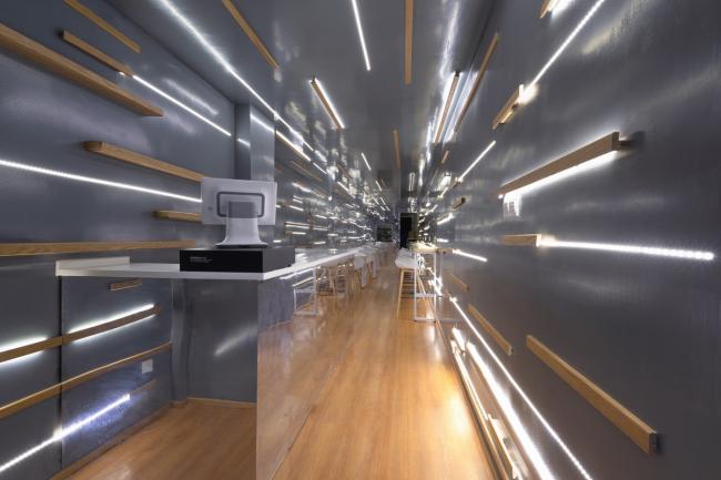 BIM建筑|逼仄之间，自成一道刺眼的光线：夹缝中的捞饭餐厅 / 平介设计