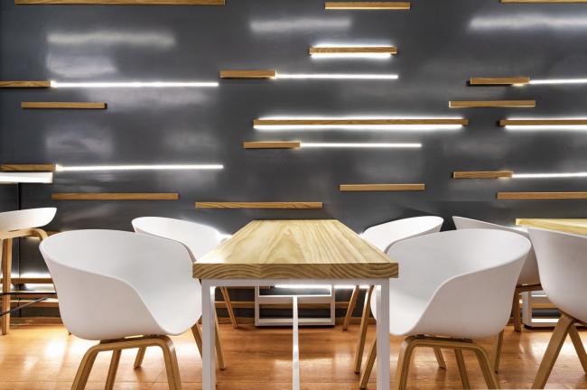 BIM建筑|逼仄之间，自成一道刺眼的光线：夹缝中的捞饭餐厅 / 平介设计