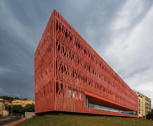 BIM建筑|高耸于年夜海之上，闪烁着赭色珊瑚的深邃深挚：海洋不雅测站国际住宿中间