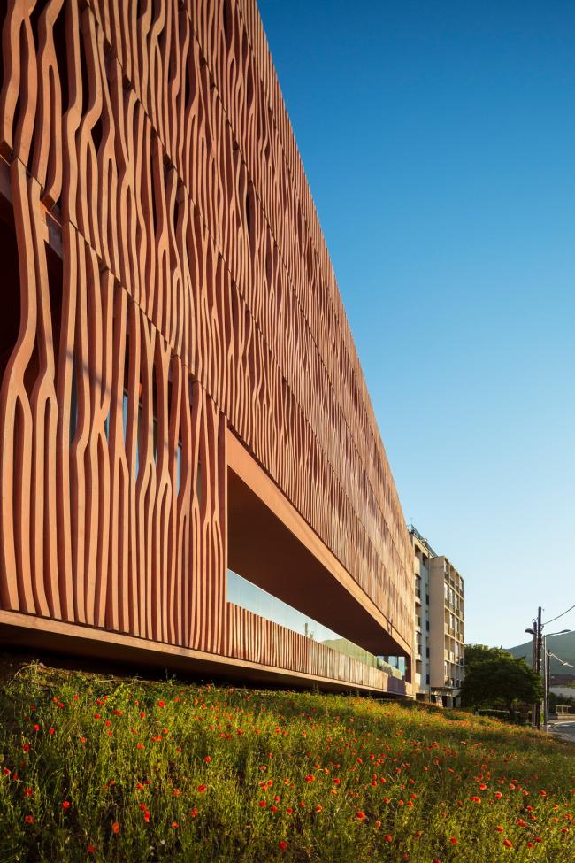 BIM建筑|高耸于年夜海之上，闪烁着赭色珊瑚的深邃深挚：海洋不雅测站国际住宿中间