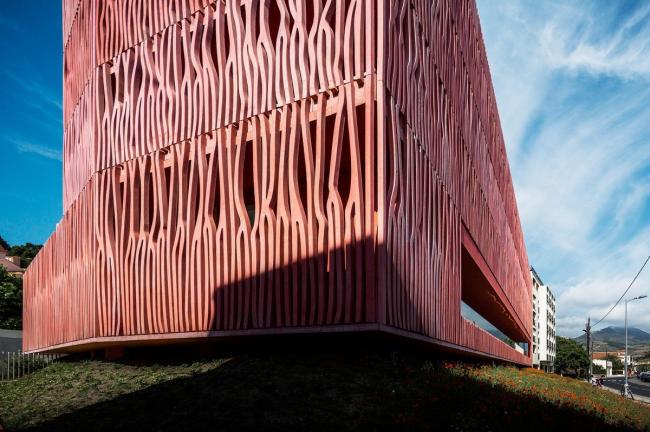 BIM建筑|高耸于年夜海之上，闪烁着赭色珊瑚的深邃深挚：海洋不雅测站国际住宿中间