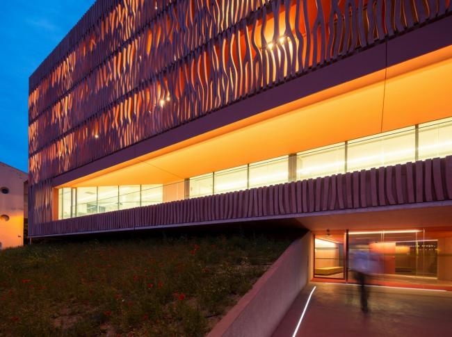 BIM建筑|高耸于年夜海之上，闪烁着赭色珊瑚的深邃深挚：海洋不雅测站国际住宿中间