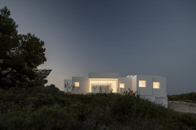 BIM建筑|一览山远海阔！像素化体块堆叠而成的纯白T台别墅