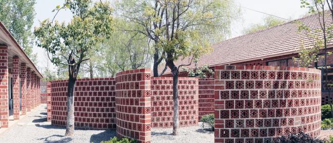 BIM建筑|律动的砖红花圃：日照1971研学营地旧黉舍改革 / DK年夜可建筑设计