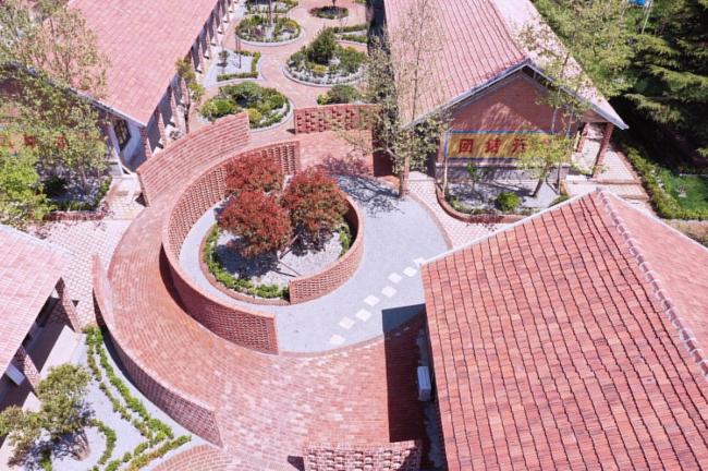 BIM建筑|律动的砖红花圃：日照1971研学营地旧黉舍改革 / DK年夜可建筑设计