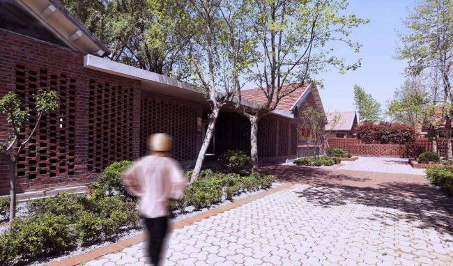 BIM建筑|律动的砖红花圃：日照1971研学营地旧黉舍改革 / DK年夜可建筑设计