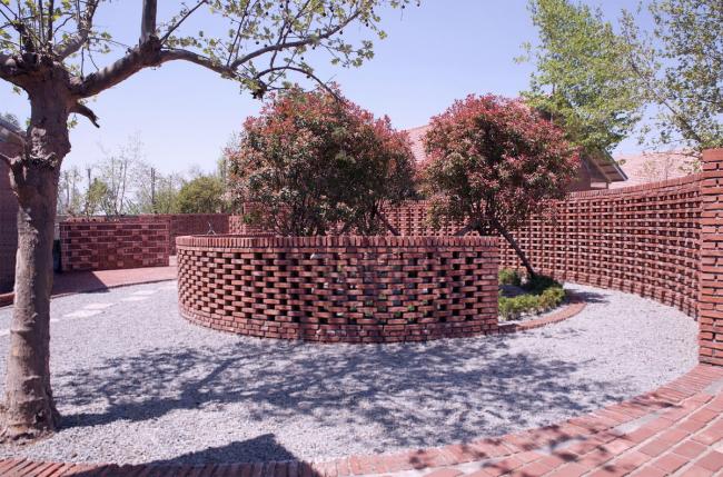 BIM建筑|律动的砖红花圃：日照1971研学营地旧黉舍改革 / DK年夜可建筑设计