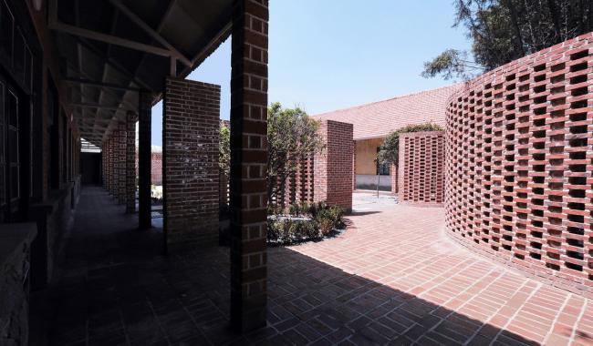 BIM建筑|律动的砖红花圃：日照1971研学营地旧黉舍改革 / DK年夜可建筑设计