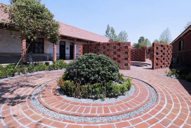 BIM建筑|律动的砖红花圃：日照1971研学营地旧黉舍改革 / DK年夜可建筑设计