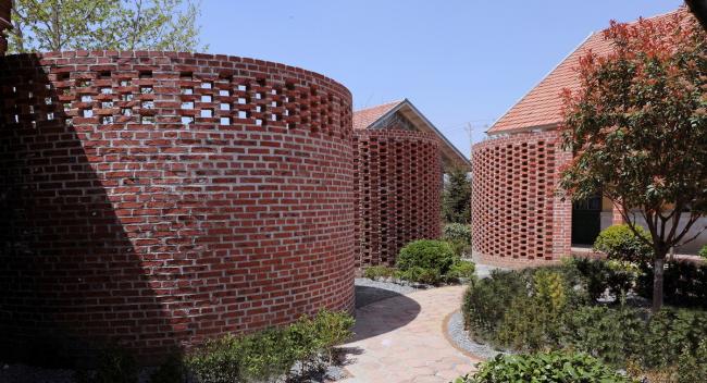 BIM建筑|律动的砖红花圃：日照1971研学营地旧黉舍改革 / DK年夜可建筑设计