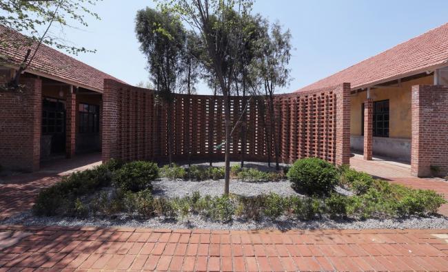 BIM建筑|律动的砖红花圃：日照1971研学营地旧黉舍改革 / DK年夜可建筑设计