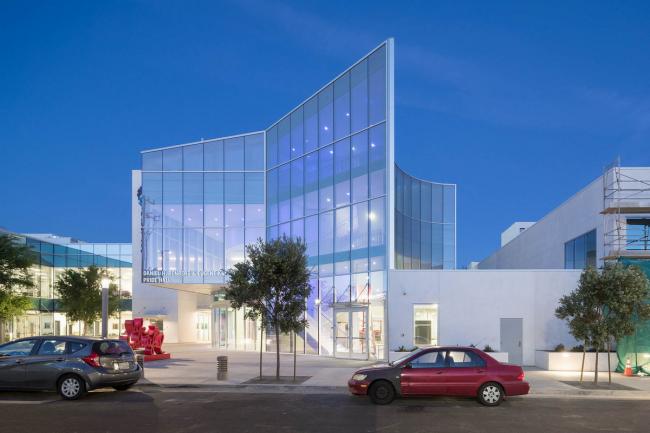 BIM建筑|完善的圆圈，昏黄的动感：对看片子梦工场的洛杉矶 LGBT 中间