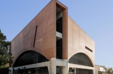 BIM建筑|巨型拱门“支持”下的红砖建筑：悉尼铁路运营中间-BIM建筑网