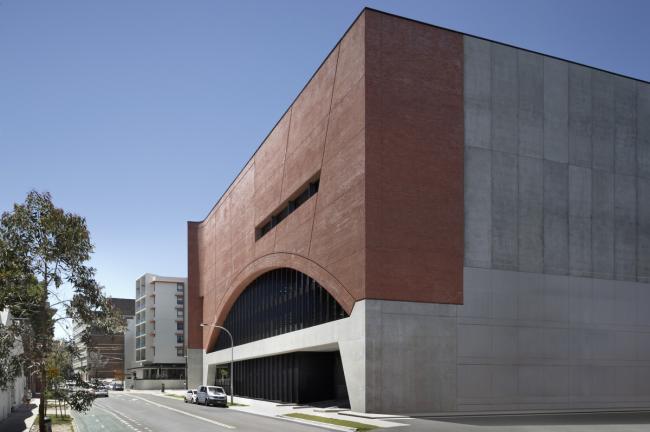 BIM建筑|巨型拱门“支持”下的红砖建筑：悉尼铁路运营中间