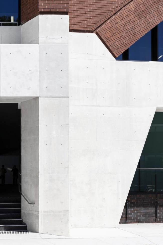 BIM建筑|巨型拱门“支持”下的红砖建筑：悉尼铁路运营中间