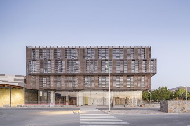 BIM建筑|金属合金与木材的碰撞，打造的亲热而具质感的办公贸易综合体