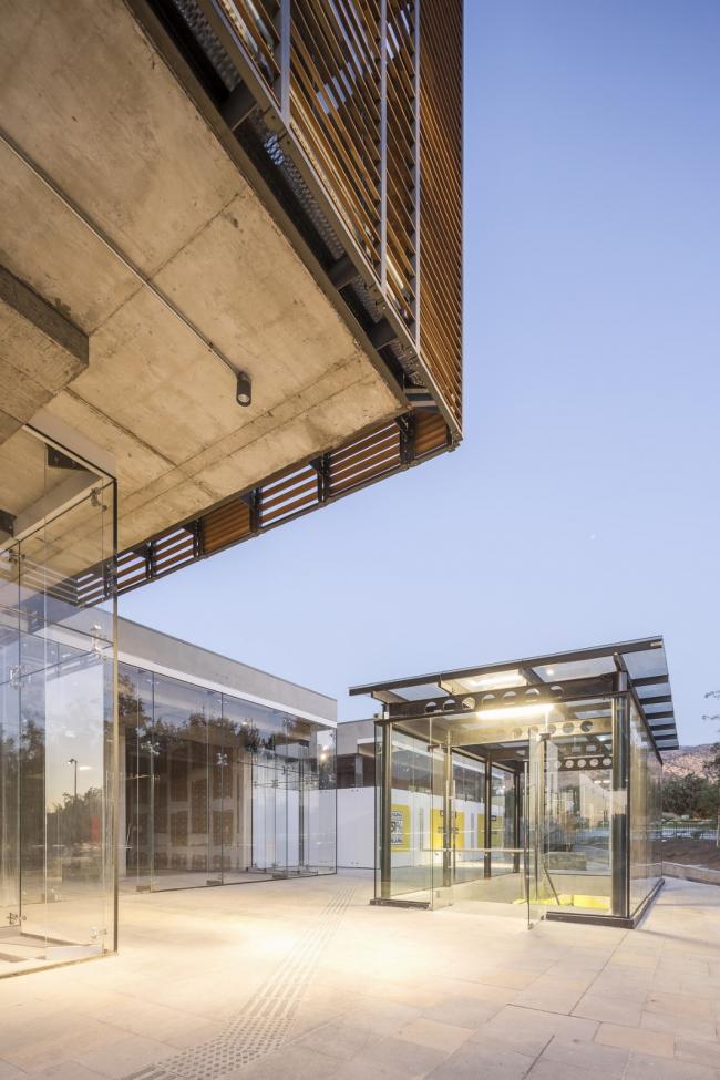 BIM建筑|金属合金与木材的碰撞，打造的亲热而具质感的办公贸易综合体