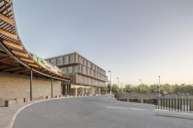 BIM建筑|金属合金与木材的碰撞，打造的亲热而具质感的办公贸易综合体