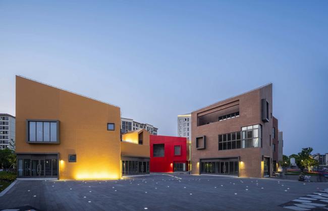 BIM建筑|老集市的味道，儿时记忆里的颜色：上海临港新城社区贸易中间 / 上海中房建筑设计