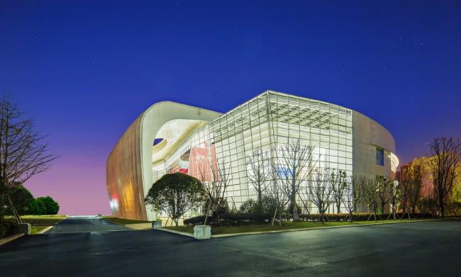 BIM建筑|宛若晶莹剔透的灯笼花瓣包裹花蕊：重庆房地产职业学院藏书楼 / 湃昂国际建筑设计参谋