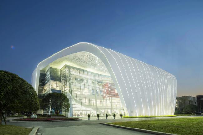 BIM建筑|宛若晶莹剔透的灯笼花瓣包裹花蕊：重庆房地产职业学院藏书楼 / 湃昂国际建筑设计参谋